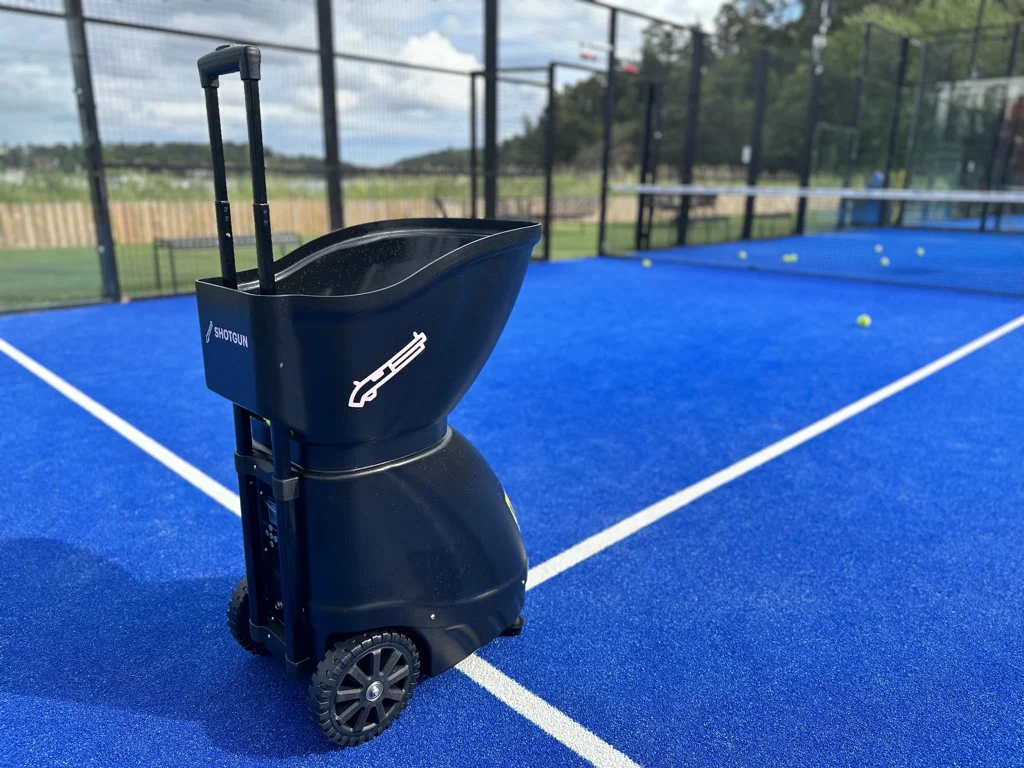 SHOTGUN 4 on a blue padel court