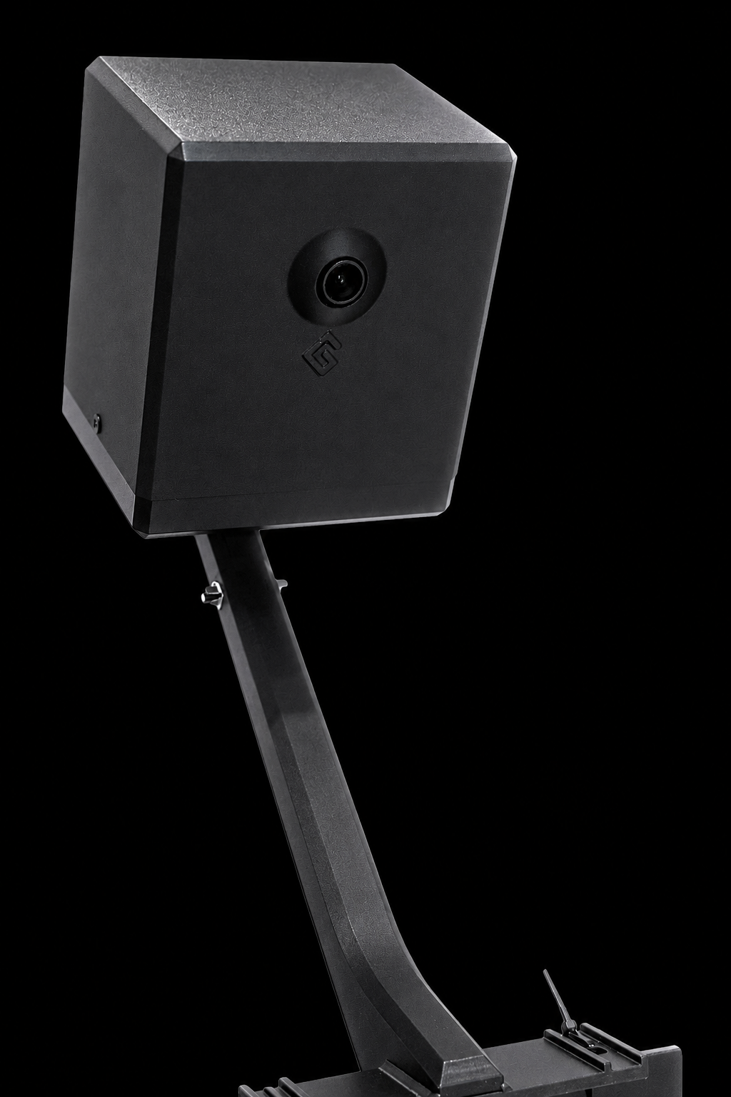 GAMETRAQ 6 AI padel camera isometric view with mounting arm